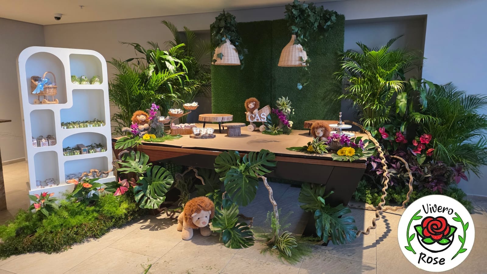 Ambientación de evento con palmas, follaje tropical y flores de Vivero Rose