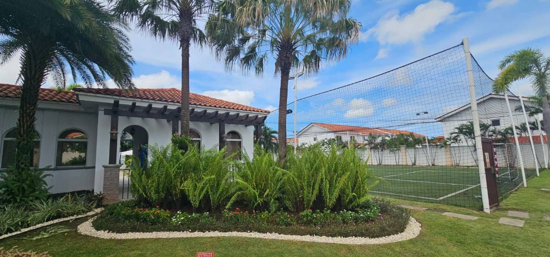 Casa club con áreas verdes mantenidas